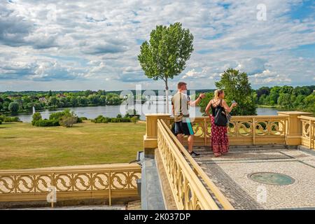 Babelsberg Park auf Schloss Babelsberg mit Blick auf die Havel mit Glienicker Brücke, Potsdam, Brandenburg, Deutschland Stockfoto