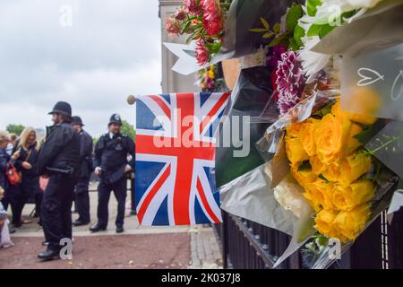 London, England, Großbritannien. 9. September 2022. Blumen und eine Union Jack-Flagge, die die Öffentlichkeit vor dem Buckingham Palace hinterlassen hat, als Königin Elizabeth II. Im Alter von 96 Jahren stirbt. (Bild: © Vuk Valcic/ZUMA Press Wire) Stockfoto