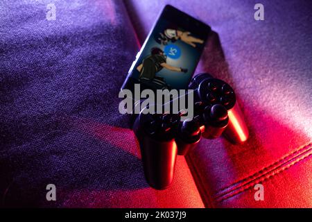 Gamer-Arbeitsraum-Konzept. Gaming-Setup. Draufsicht auf eine Gaming-Ausrüstung, Joystick und ein Smartphone Stockfoto