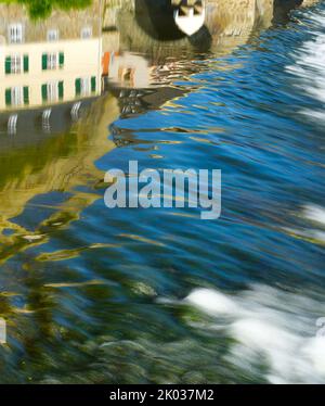 Europa, Deutschland, Hessen, Mittelhessen, Hessen-Nassau, Taunus, Westerwald, Lahn, Runkel an der Lahn, Wasserspiegelung am Lahnwehr Stockfoto