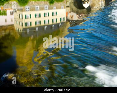 Europa, Deutschland, Hessen, Mittelhessen, Hessen-Nassau, Taunus, Westerwald, Lahn, Runkel an der Lahn, Wasserspiegelung am Lahnwehr Stockfoto