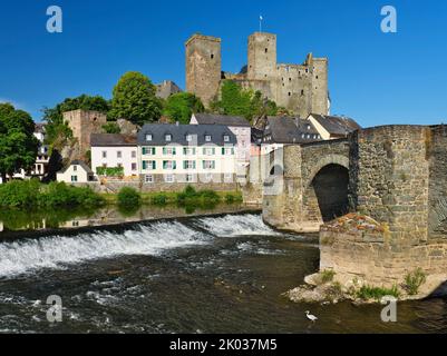 Europa, Deutschland, Hessen, Mittelhessen, Hessen-Nassau, Taunus, Westerwald, Lahn, Runkel an der Lahn, historische Steinbrücke, Lahn Wehr, Fischreiher Stockfoto