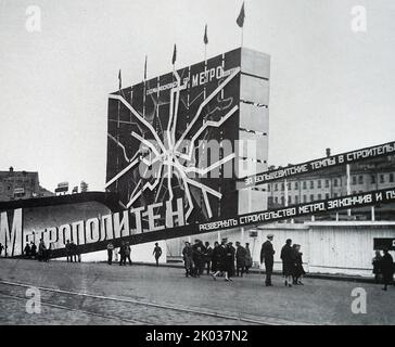 N. S. Troshin, B. A. Rodionov, N. A. Musatov. Dekorative Installation 'Metropolitan' in Okhotny Ryad in Moskau am 1. Mai 1932. Foto. Stockfoto