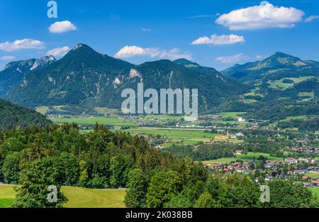 Deutschland, Bayern, Landkreis Rosenheim, Oberaudorf, Blick vom Hocheck-Sessellift über das Inntal gegen die Chiemgauer Alpen Stockfoto