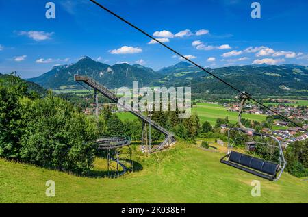 Deutschland, Bayern, Landkreis Rosenheim, Oberaudorf, Blick vom Hocheck-Sessellift über das Inntal gegen die Chiemgauer Alpen Stockfoto