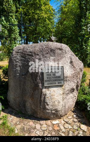 Deutschland, Ahaus, Westmuensterland, Münsterland, Westfalen, Nordrhein-Westfalen, Ahaus-Ammeln, unberechenbarer Block, Gedenkstein für die Kriegsopfer der Weltkriege I und II, gestiftet vom Schuetzenverein Ammeln Stockfoto