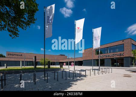 Deutschland, Ahaus, Westmuensterland, Münsterland, Westfalen, Nordrhein-Westfalen, Rathaus und Stadtbibliothek, auf dem Rasen das Kunstwerk 'Annaeherung' von Piotr Sonnewend, einem Kunstobjekt der Euregio Art Route Stockfoto