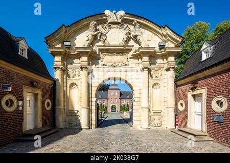 Deutschland, Ahaus, Westmuensterland, Münsterland, Westfalen, Nordrhein-Westfalen, Schloss Ahaus, ehemaliges Residenzschloss, heute Sitz Technische Akademie Ahaus, Wasserschloss, Barockschloss, Triumphtor mit Schulmuseum und Torhausmuseum, Blick durch den Torbogen zum äußeren Schloss und zum Suemmermannplatz mit Amtsgericht Stockfoto