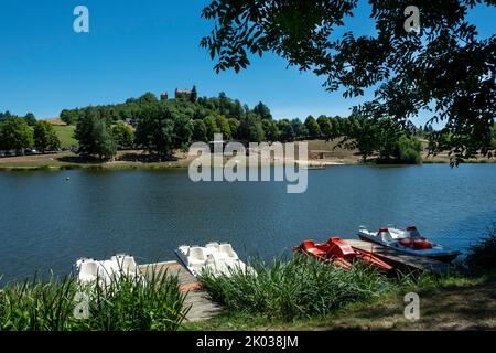 Das Schloss von Montfort mit Blick auf den See von Vernet la Varenne. Puy de Dome. Auvergne Rhone Alpes. Frankreich Stockfoto