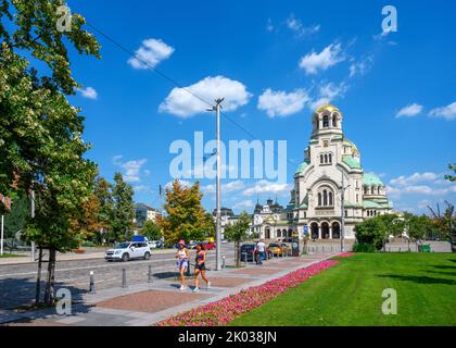 Blick auf Ulitsa Oborishte in Richtung Aleksander-Nevski-Kathedrale, Sofia, Bulgarien Stockfoto