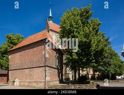 Deutschland, Ahaus, Westmuensterland, Münsterland, Westfalen, Nordrhein-Westfalen, Ahaus-Wessum, katholische Pfarrkirche St. Martinus, Wehrturm mit Stufengiebel, links das Oratorium, gotische Kapelle, Gebetshaus 'zum Leiden Christi', Kriegsdenkmal, Gedenkstätte, Spaetgotik Stockfoto