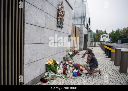 Warschau, Polen. 09. September 2022. Ein Mann betet vor der britischen Botschaft in Warschau. Nach der Ankündigung des Todes Ihrer Majestät Königin Elisabeth II. Hinterlassen Bürger Warschaus von morgens an Blumen und Kerzen, um ihrer Majestät in der britischen Botschaft in Warschau ihren Respekt zu erweisen. (Foto von Attila Husejnow/SOPA Images/Sipa USA) Quelle: SIPA USA/Alamy Live News Stockfoto