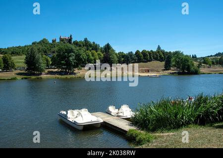 Das Schloss von Montfort mit Blick auf den See von Vernet la Varenne. Puy de Dome. Auvergne Rhone Alpes. Frankreich Stockfoto