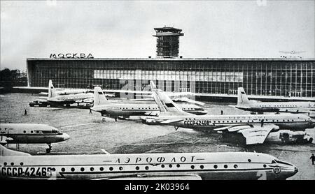 Flughafen Moskau mit Flugzeugen der nationalen Aeroflot-Fluggesellschaft. 1965 Stockfoto