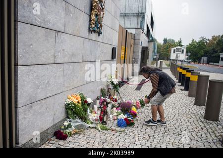 Warschau, Polen. 09. September 2022. Ein Mann stellt Blumen vor die britische Botschaft in Warschau. Nach der Ankündigung des Todes Ihrer Majestät Königin Elisabeth II. Hinterlassen Bürger Warschaus von morgens an Blumen und Kerzen, um ihrer Majestät in der britischen Botschaft in Warschau ihren Respekt zu erweisen. (Foto von Attila Husejnow/SOPA Images/Sipa USA) Quelle: SIPA USA/Alamy Live News Stockfoto