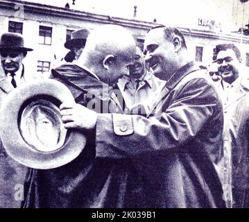 Eine Partei- und Regierungsdelegation der rumänischen Volksrepublik unter der Leitung des Vorsitzenden des Staatsrats der rumänischen Volksrepublik Gheorghe Gheorghiu-Dej besuchte die Sowjetunion offiziell freundlich. Das Bild zeigt das Absehen der Gäste auf dem Flugplatz Vnukovo. Alexei Kosygin und Leonid Breschnew sind hier ebenfalls zu sehen. Stockfoto