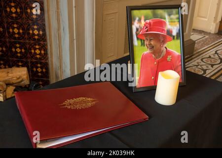 Warrington Town Hall, Keshire, Großbritannien. 09. September 2022. Großbritannien - Ein Beileidsbuch, das im Rathaus von Warrington platziert wurde, damit Mitglieder der Öffentlichkeit die Verabschiedung unserer Queen Elizabeth II unterzeichnen und kommentieren können.Quelle: John Hopkins/Alamy Live News Stockfoto