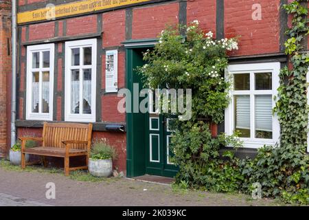 Das historische Stadtzentrum von Hitzacker mit seinen kleinen Gassen im Sommer Stockfoto