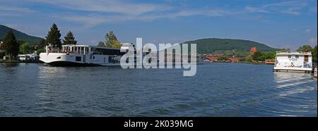 Main, Flusskreuzfahrtschiff, Brückentor auf der Main-Brücke, Miltenberg, Bayern, Deutschland Stockfoto