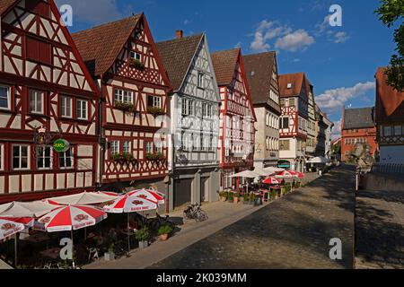 Fachwerkhäuser, neues Rathaus, Straßencafés, Altstadt, Ochsenfurt, Unterfranken, Bayern, Deutschland Stockfoto