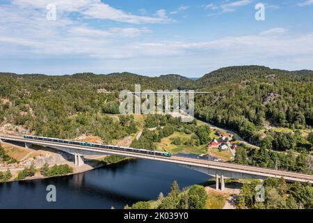 Norwegen, Vestfold Og Telemark, Larvik, Brücke, Zug, see, Wald, Berge, Autobahnbrücke im Hintergrund), Landschaftsbild Stockfoto