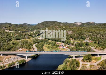 Norwegen, Vestfold Og Telemark, Larvik, Kjose, Brücke, Zug, See, Wald, Berge, Autobahnbrücke im Hintergrund, Landschaft, Übersicht, Luftbild Stockfoto