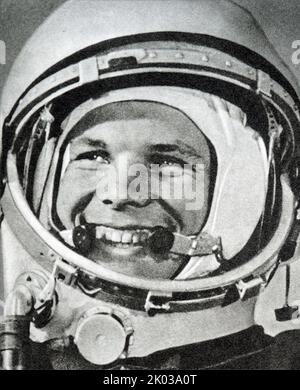 Juri Alexejewitsch Gagarin (1934 - 1968) Kosmonaut der UdSSR. Am 12. April 1961 wurde Juri Gagarin die erste Person in der Weltgeschichte, die in den Weltraum flog. Das Vostok-Trägerfahrzeug mit der Wostok-1-Raumsonde, die Gagarin trug, wurde vom Kosmodrom Baikonur in der Region Kyzyl-Orda in Kasachstan gestartet. Nach 108 Minuten Flug landete Gagarin erfolgreich in der Region Saratow, nicht weit von Engels. Stockfoto