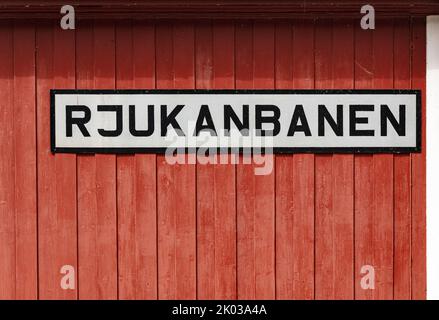 Norwegen, Vestfold Og Telemark, Rjukan, Mæl, Bahnhof, Mauer, Stadion-Schild Stockfoto
