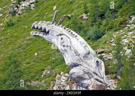 Drachenkopf aus einem Baumstamm gesägt, Almgebiet im Südtiroler Ultental Stockfoto