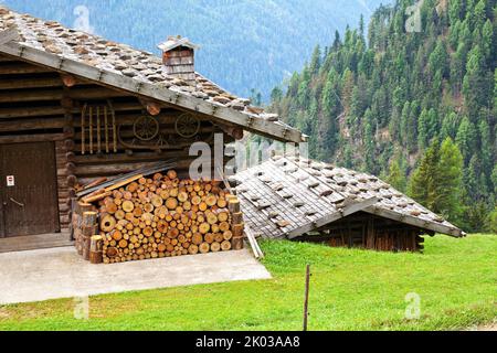 Nebengebäude auf dem Berghof im Südtiroler Ultental Stockfoto