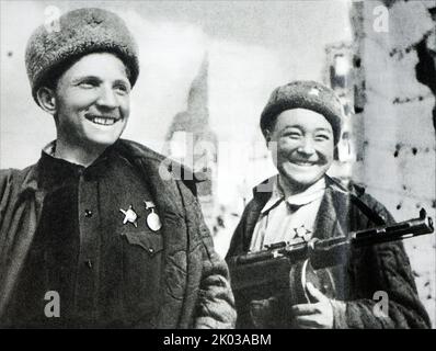 Am 30. April 1945 wurde das scharlachrote Siegesbanner über dem brennenden Reichstag in Berlin gehisst. Am 8. Mai wurde der Akt der bedingungslosen Kapitulation des faschistischen Deutschlands unterzeichnet. Die sowjetische Armee rettete die Völker Europas vor der faschistischen Sklaverei. Stockfoto