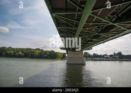 Neue Metallbrücke in Bratislava über Donau-Gesäß. Stockfoto