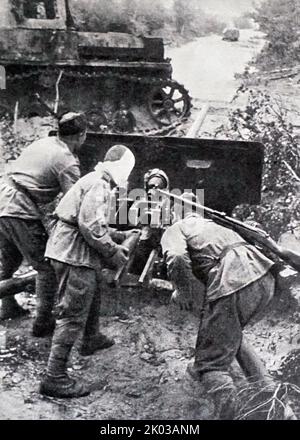 Sowjetische Maschinengewehr-Crew an der Schussposition. Russland. Zweiter Weltkrieg 1941 Stockfoto