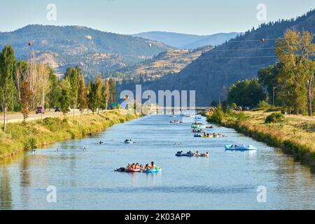 Penticton, British Columbia, Kanada – 20. Juli 2019 Penticton River Channel Float. Im Sommer treiben Menschen den Penticton Channel hinunter. Stockfoto