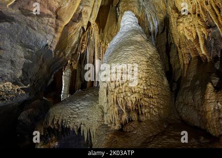 Tropfsteinhöhle, Grotte du Château de la Roche Stockfoto