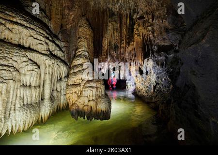 Tropfsteinhöhle, Grotte du Château de la Roche Stockfoto