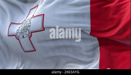 Nahaufnahme der maltesischen Nationalflagge, die im Wind winkt. Die Republik Malta ist ein Inselstaat im Mittelmeer. Ba mit Strukturmuster Stockfoto