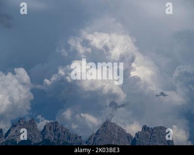 Blick vom Rifugio Coldai in den Dolomiten. Stockfoto