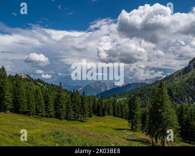Blick vom Rifugio Coldai in den Dolomiten. Stockfoto