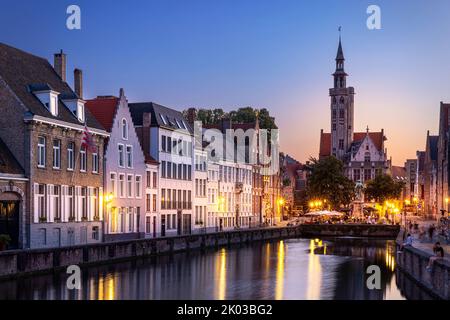 Jan van Eyckplein und Spinolarei in der Abenddämmerung. Brügge, Flandern, Belgien. Stockfoto