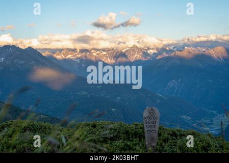 Sonnenuntergang in den Alpen, Blick vom Venet, Schild 'Körper, Geist, Seele', Europäischer Fernwanderweg E5, Alpenüberquerung, Zams, Tirol, Österreich Stockfoto