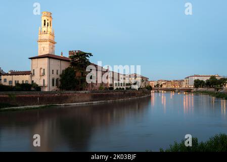 Blick auf Verona, Kathedrale Santa Maria Assunta, Etsch, Verona, Venetien, Italien Stockfoto