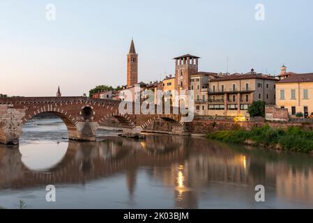 Basilica di Sant' Anastasia, Ponte Pietra, Etsch, UNESCO-Weltkulturerbe, Verona, Venetien, Italien Stockfoto