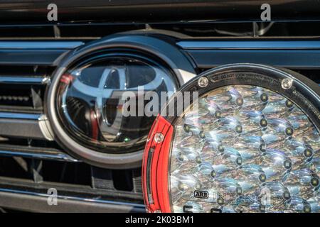 Loveland, CO, USA - 28. August 2022: Detail des Toyota 4Runner SUV-Kühlergrills mit Logo und großem LED-Off-Road-Scheinwerfer. Stockfoto