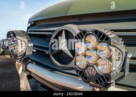 Loveland, CO, USA - 28. August 2022: Kühlergrill des Mercedes Sprinter Wohnwagens mit großen LED-Offroad-Scheinwerfern. Stockfoto