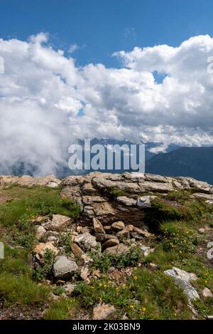 Weiße Wolken ziehen über die Alpen, Europäischer Fernwanderweg E5, Überquerung der Alpen, Zams, Tirol, Österreich Stockfoto