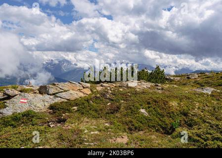 Weiße Wolken ziehen über die Alpen, Europäischer Fernwanderweg E5, Überquerung der Alpen, Zams, Tirol, Österreich Stockfoto