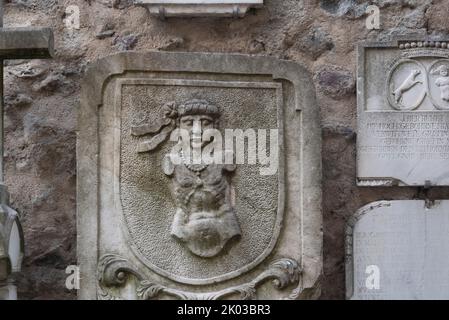 Historische Grabplatte auf der Außenfassade der Pfarrkirche St. Nikolaus, Meran, Südtirol, Italien. façade Stockfoto