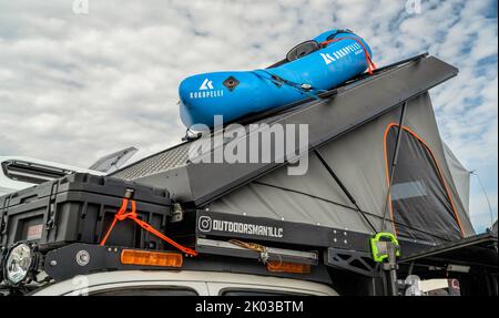 Loveland, CO, USA - 28. August 2022: Kokopelli aufblasbares Rekon-Paket auf einem Dachzelt. Stockfoto