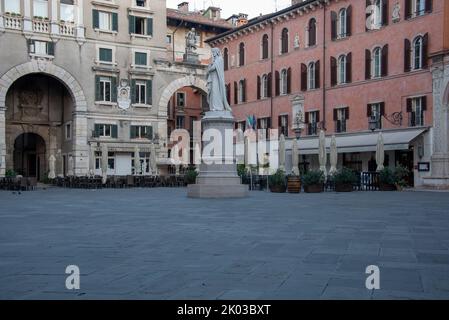 Dante, Denkmal für Dante Alighieri, italienischer Dichter und Philosoph, Verona, Venetien, Italien Stockfoto